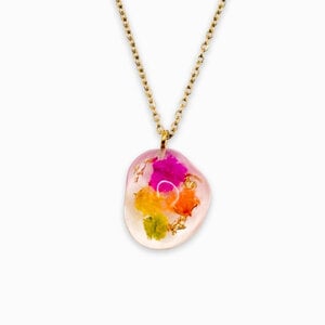 Ketting met Kiezelvormige Hanger Gevuld met Echte Bloem uit Den Haag (Fleur de Soleil)