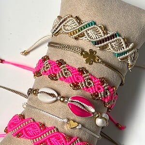 Macrame armband roze-beige