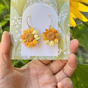 Micro gehaakte zonnebloem oorringen – klein & eenvoudig