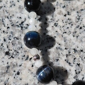 Moonlight: armband met blauwe tijgeroog en maansteen