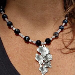 Moonlight: ketting met blauwe tijgeroog, maansteen en verzilverd bladbedel