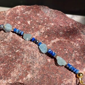 Ocean: armband met ruwe Aquamarijn en Lapis Lazuli
