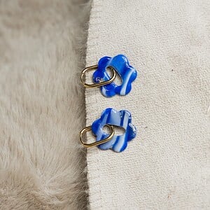 Oorbellen | Blue Huggie Flower