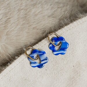 Oorbellen | Blue Huggie Flower