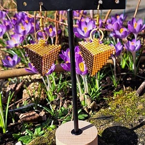Oorbellen “Golden Earth” – driehoekige Miyuki oorbellen met verguld zilver, 5 cm