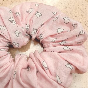 Scrunchie hartjes/ bloemen/ vlinders/ zomers (gemaakt met stof van France Duval Stalla)