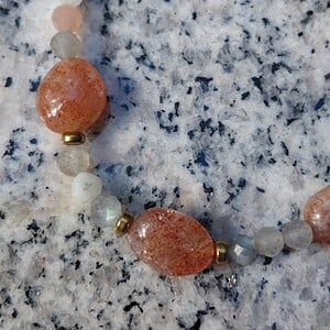 Sun & Moon: armband met grote zonnestenen en meerkleurige maansteen