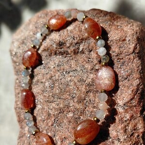 Sun & Moon: armband met grote zonnestenen en meerkleurige maansteen