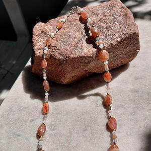 Sun & Moon: ketting met grote zonnestenen en meerkleurige maansteen