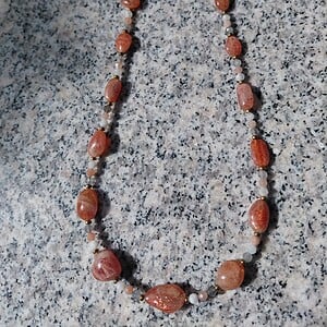 Sun & Moon: ketting met grote zonnestenen en meerkleurige maansteen