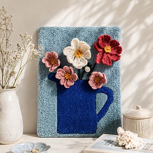 Tufted Bloemenvaas – Blauw met Gehaakte Cosmos Bloemen