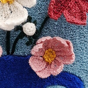 Tufted Bloemenvaas – Blauw met Gehaakte Cosmos Bloemen