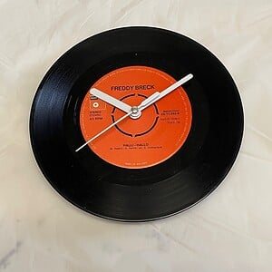 Unieke klok van een gerecyclede vinyl single