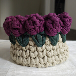 Beige gehaakt rozenmandje met bordeaux rozen | Handgemaakt decoratiemandje