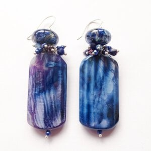 Blauwe agaat oorbellen met lampwork glaskraal in sterling zilver