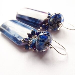 Blauwe agaat oorbellen met lampwork glaskraal in sterling zilver