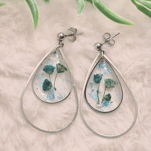 Blauwe bloemen met zilveren flokken waterdruppel Resin Oorbellen