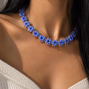 Blauwe Bloemenketting met Goudkleurige Details | Kleurrijke Statement Ketting