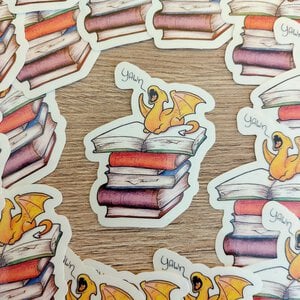 Boek dragon sticker, transparant, vaatwasser proof 4,7x6 cm