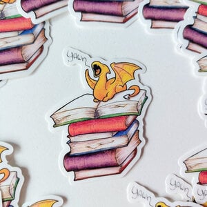 Boek dragon sticker, transparant, vaatwasser proof 4,7x6 cm
