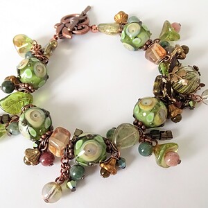 Bosgroene Statement Armband – Handgemaakte Lampwork Glaskralen & Vintaj Brass