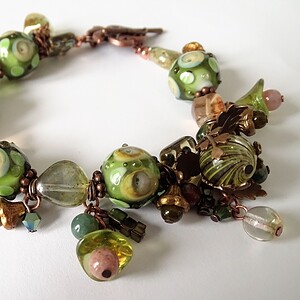 Bosgroene Statement Armband – Handgemaakte Lampwork Glaskralen & Vintaj Brass