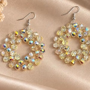 Champagnekleurige Kralen Oorbellen met Regenboogglans | Elegante Statement Hangoorbellen