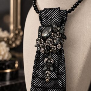 Chique zwart grijze stropdas ketting dames – luxe accessoire met broche en parel ketting Eye catcher