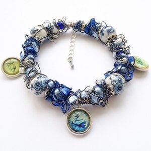 Delftsblauwe armband met bloemenkralen en oud-Hollandse bedels