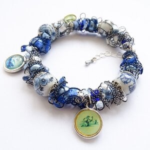 Delftsblauwe armband met bloemenkralen en oud-Hollandse bedels