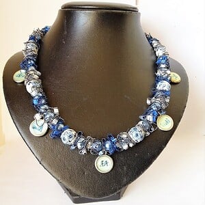 Delftsblauwe ketting met bloemenkralen en oud-Hollandse bedels