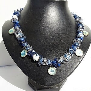 Delftsblauwe ketting met bloemenkralen en oud-Hollandse bedels