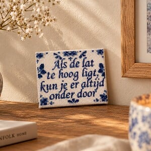 Geborduurd delfts blauw tegeltje, als de lat te hoog ligt kan je er altijd onderdoor