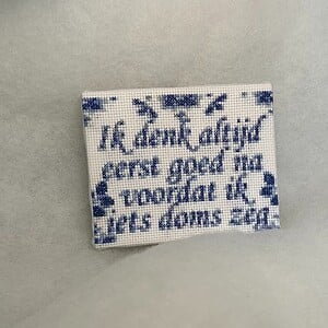 Geborduurd delfts blauw tegeltje: Ik denk altijd eerst goed na voordat ik iets doms zeg