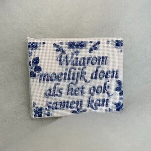 Geborduurd delfts blauw tegeltje: Waarom moeilijk doen als het ook samen kan