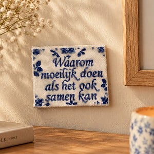 Geborduurd delfts blauw tegeltje: Waarom moeilijk doen als het ook samen kan