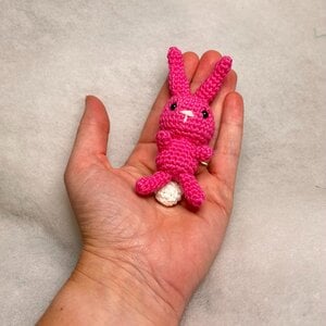 Gehaakt mini-konijntje – handgemaakt klein knuffeltje van katoen