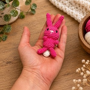 Gehaakt mini-konijntje – handgemaakt klein knuffeltje van katoen