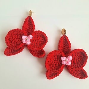 Gehaakte oorbellen | Rood en lichtroze orchidee bloem