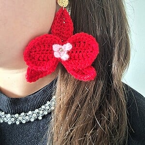 Gehaakte oorbellen | Rood en lichtroze orchidee bloem