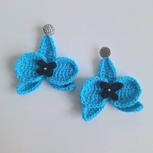 Gehaakte oorbellen | Turquoise en zwart orchidee bloem