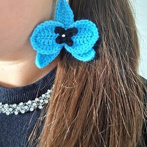 Gehaakte oorbellen | Turquoise en zwart orchidee bloem