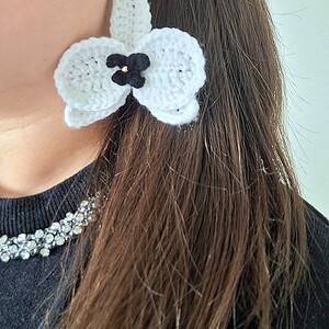 Gehaakte oorbellen | Wit met zwart orchidee bloem