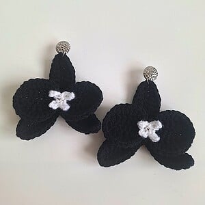 Gehaakte oorbellen | Zwart met wit orchidee bloem