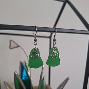 Glazen oorbellen - groene spiraal