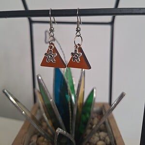 Glazen oorbellen - amber bloem