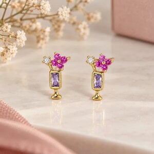 Goudkleurige Cocktail Oorbellen met Roze Bloemen en Paarse Stenen | Kleurrijke Oorknopjes