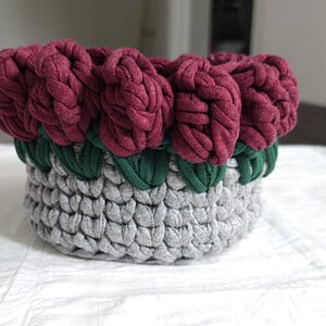 Grijs gehaakt rozenmandje met bordeaux rozen | Handgemaakt decoratiemandje