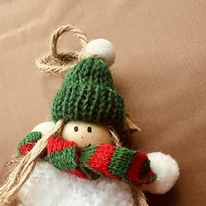 Groen kerstmeisje – handgemaakte kerstdecoratie