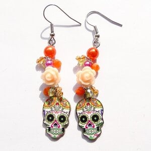 Halloween oorbellen met doodshoofdjes – vrolijke oranje en roze oorhangers
